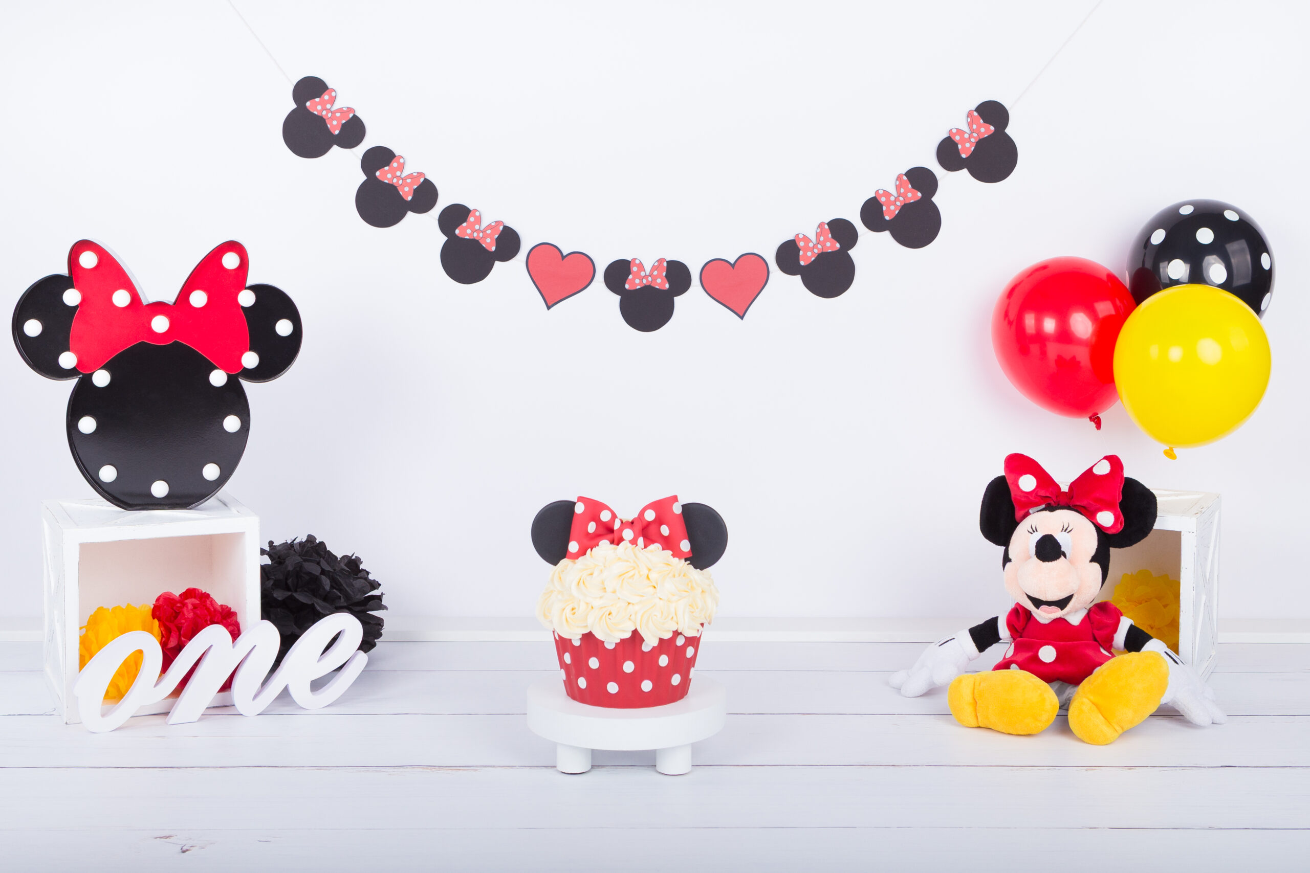 Minnie Mouse cakesmash