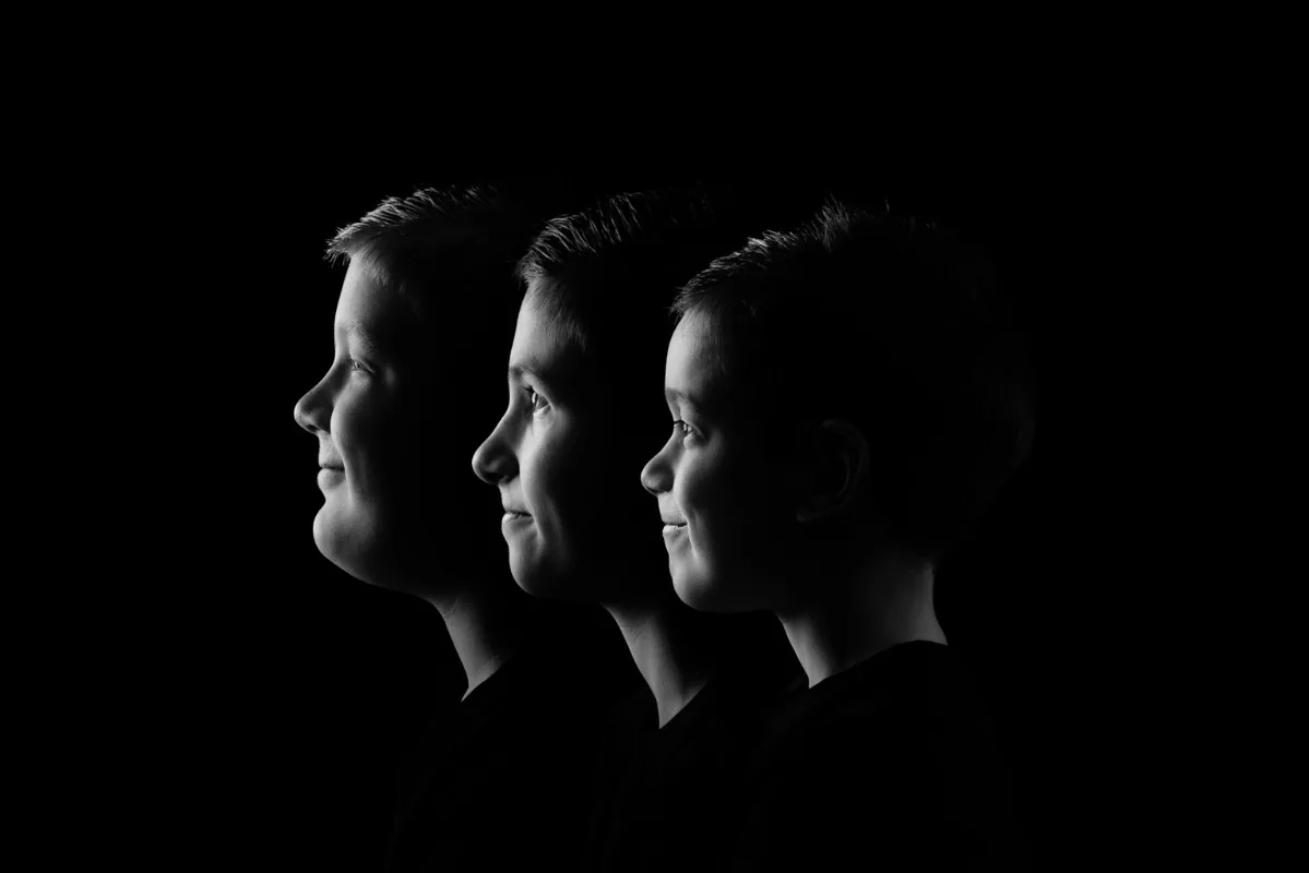 3 in 1 portret van drie broers in profiel in zwart-wit, gemaakt in de fotostudio in Zoetermeer
