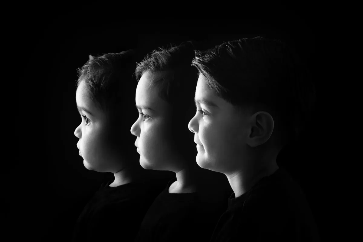 Drie jonge jongens in profiel samengevoegd tot één 3 in 1 portret, fotostudio Zoetermeer