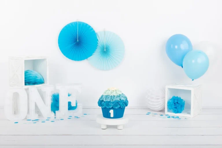 Blauw-wit cake smash decor met papieren rozetten, ballonnen en ONE-letters, cakesmash fotoshoot Zoetermeer