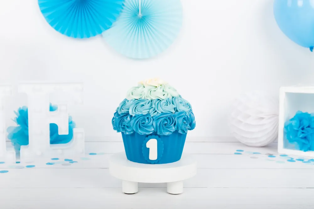 Blauwe cake smash taart met rozetten van botercrème en het cijfer 1, fotostudio Zoetermeer