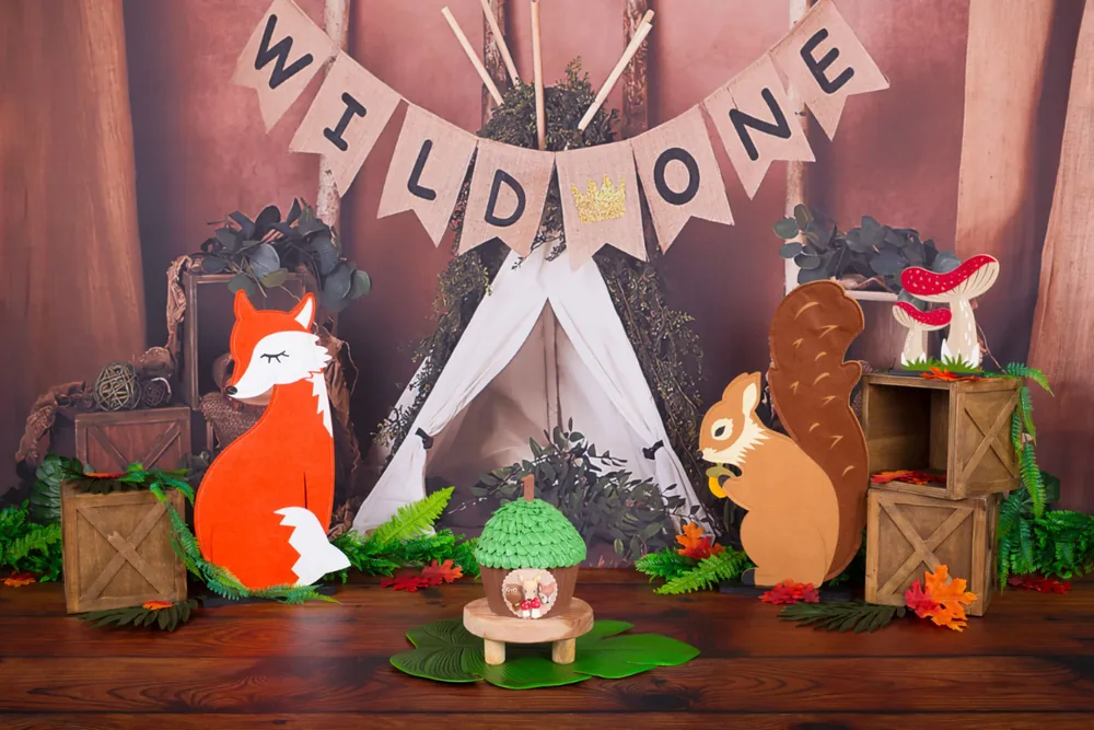Bosdieren cake smash decor met vos, eekhoorn, paddenstoelen en tipi onder een Wild One slinger, cakesmash Zoetermeer
