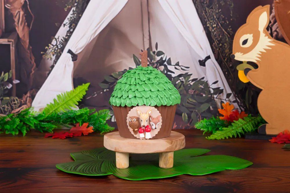 Cake smash taart als eikelhuisje met hertje, uil en vosje tussen rode paddenstoelen, fotostudio Zoetermeer