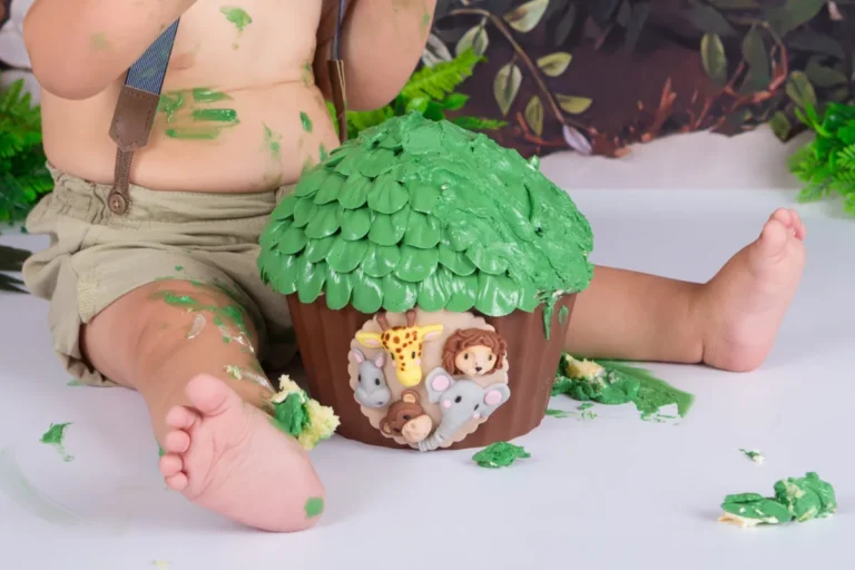 Jongetje van 1 jaar bij een jungle taart met olifant, giraf en leeuw tijdens een cake smash fotoshoot in Zoetermeer