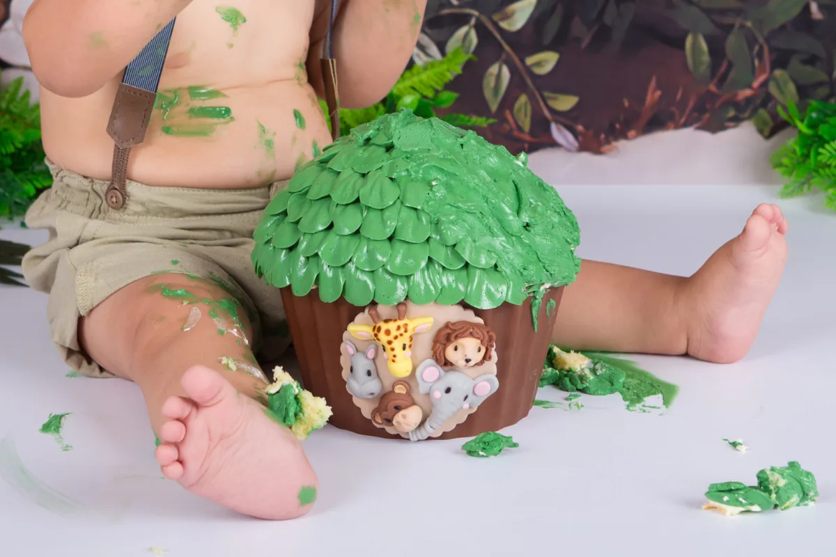 Jongetje van 1 jaar bij een jungle taart met olifant, giraf en leeuw tijdens een cake smash fotoshoot in Zoetermeer
