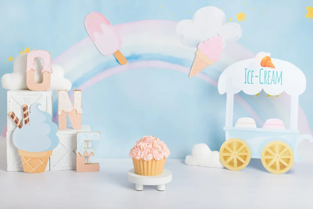 Complete ijsjes cake smash set met ijskar, regenboog en wolkjes tegen een lichtblauwe achtergrond, fotostudio Zoetermeer