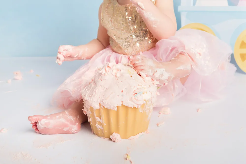 Kindje in roze tutu met gouden pailletten smasht de taart van de ijsjes cake smash, fotoshoot Zoetermeer