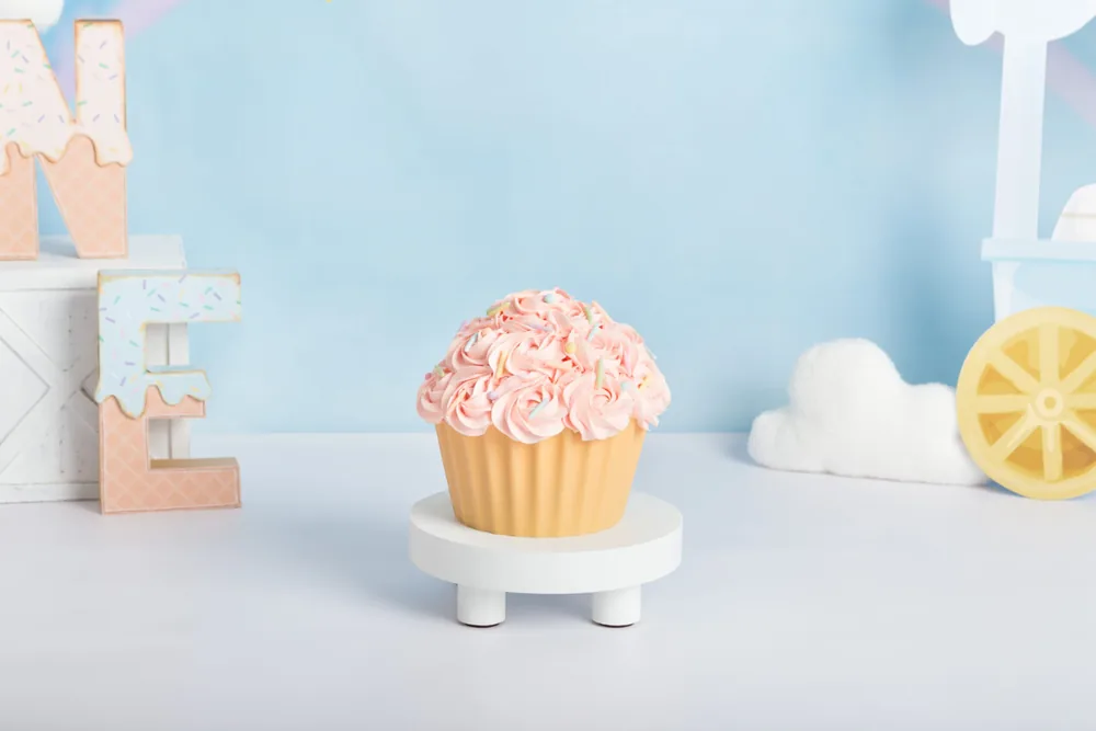 Cake smash taart met roze toef en sprinkles in een ijshoorn-wikkel, ijsjes thema Zoetermeer