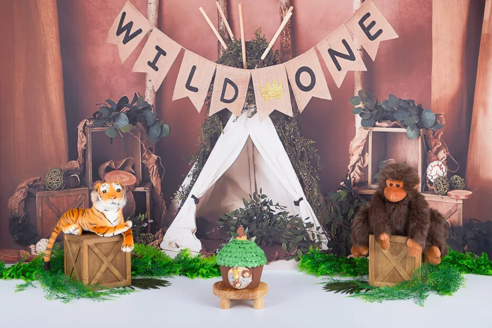 Jungle cake smash decor met Wild One slinger, tipi, tijger en aap tussen de varens, fotostudio Zoetermeer