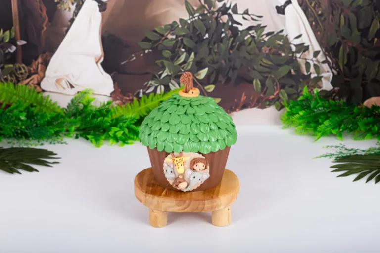 Cake smash taart als boomhut met groen bladerdak en junglediertjes voor een tipi-achtergrond, Zoetermeer