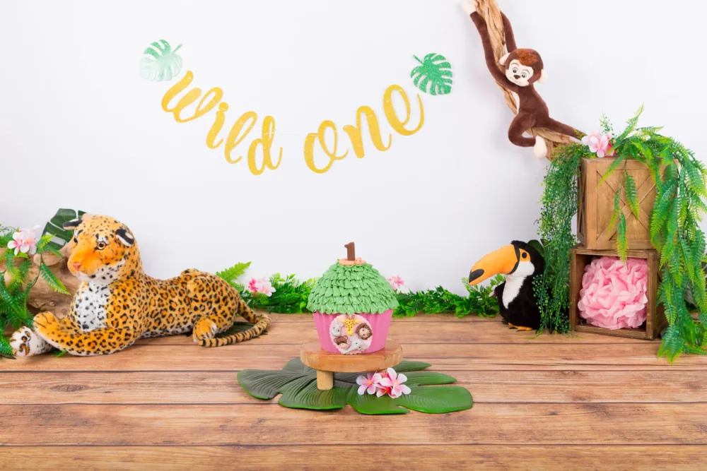 Jungle cake smash decor met Wild One slinger, luipaard, toekan en aapje boven een houten vloer, cakesmash Zoetermeer