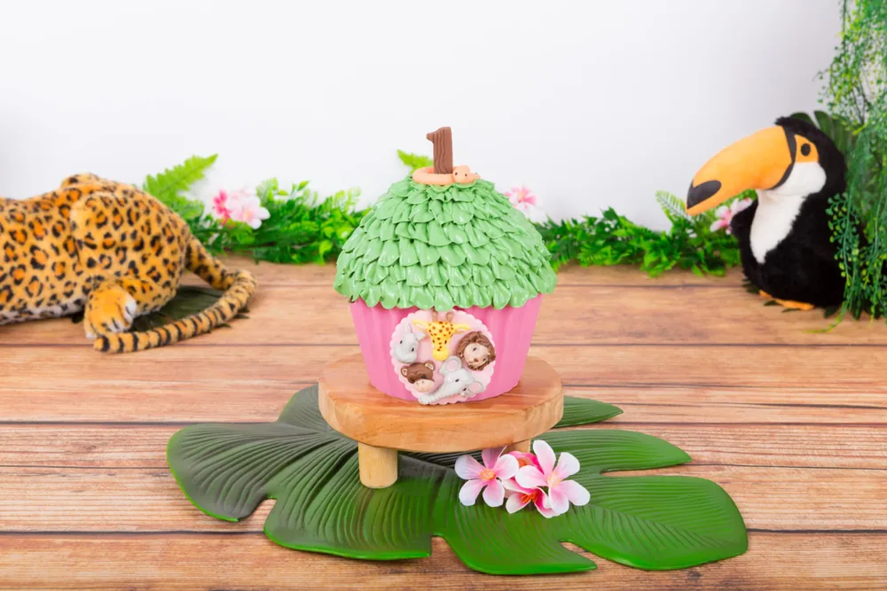 Cake smash taart als junglehuisje met bladerdak en diertjes, op een monstera-blad, Zoetermeer