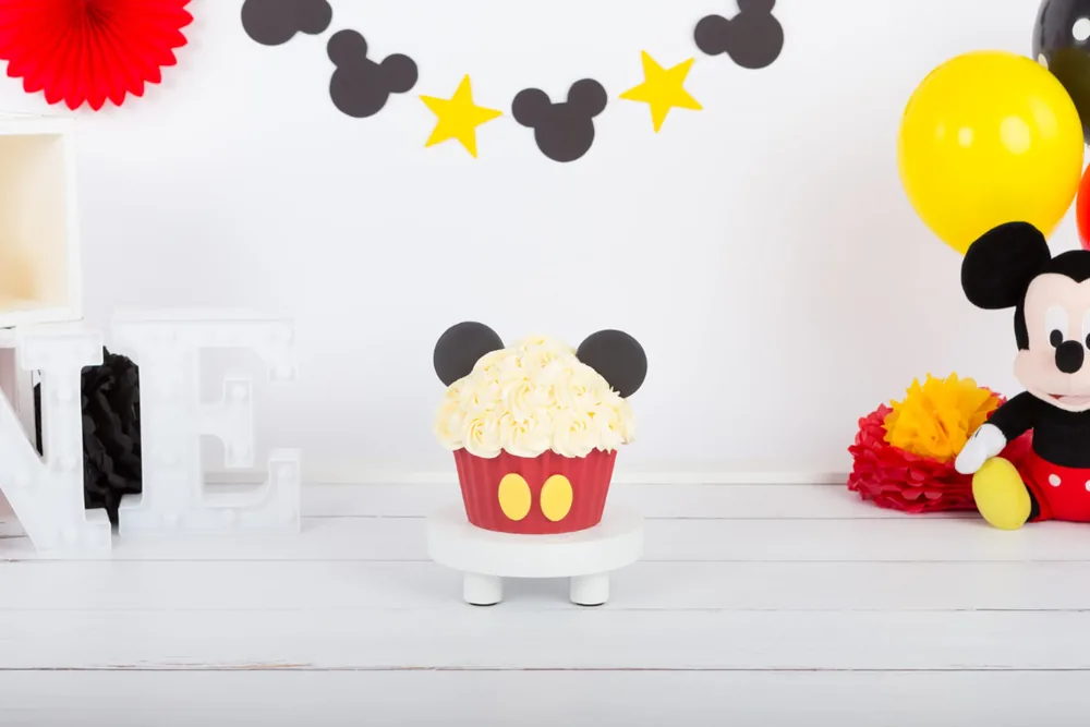 Cake smash taart in Mickey Mouse-stijl met oortjes en rode wikkel met gele knopen, Zoetermeer