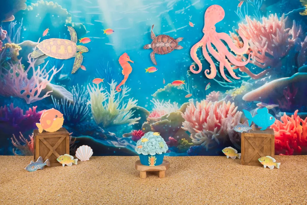 Onder water cake smash decor met koraalrif, zeeschildpadden, octopus en visjes boven een zandvloer, fotostudio Zoetermeer