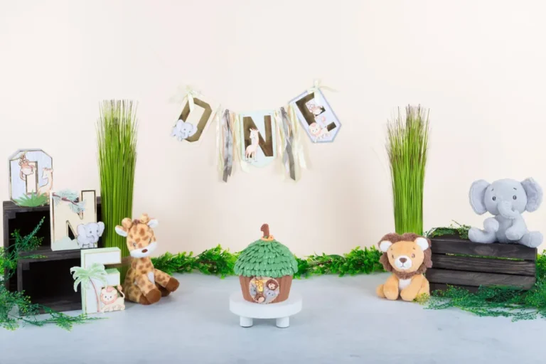 Safari cake smash decor met giraf, leeuw en olifant tussen het gras onder een ONE-slinger, fotostudio Zoetermeer
