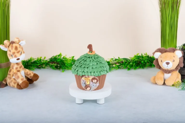 Cake smash taart als boomhut met groen bladerdak en safaridiertjes, cakesmash Zoetermeer