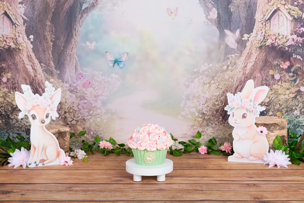 Sprookjesbos cake smash decor met hertje, konijntje, boomhuisjes en vlinders in pastelkleuren, cakesmash fotoshoot Zoetermeer