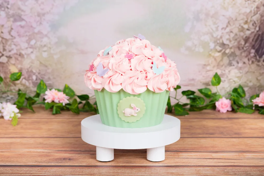 Cake smash taart met roze rozetten, suikervlinders en een konijntje op een mintgroene wikkel, sprookjesbos thema Zoetermeer