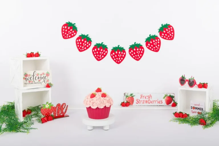 Aardbeien cake smash decor met aardbeienslinger, kratjes en een roze taart, cakesmash fotoshoot Zoetermeer