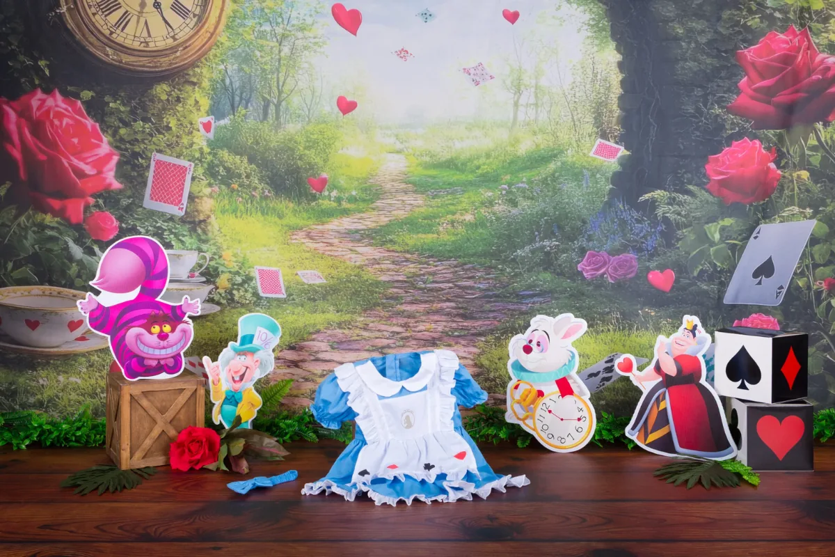 Alice in Wonderland cake smash decor met Cheshire Cat, de Gekke Hoedenmaker en een Alice-jurkje, Zoetermeer