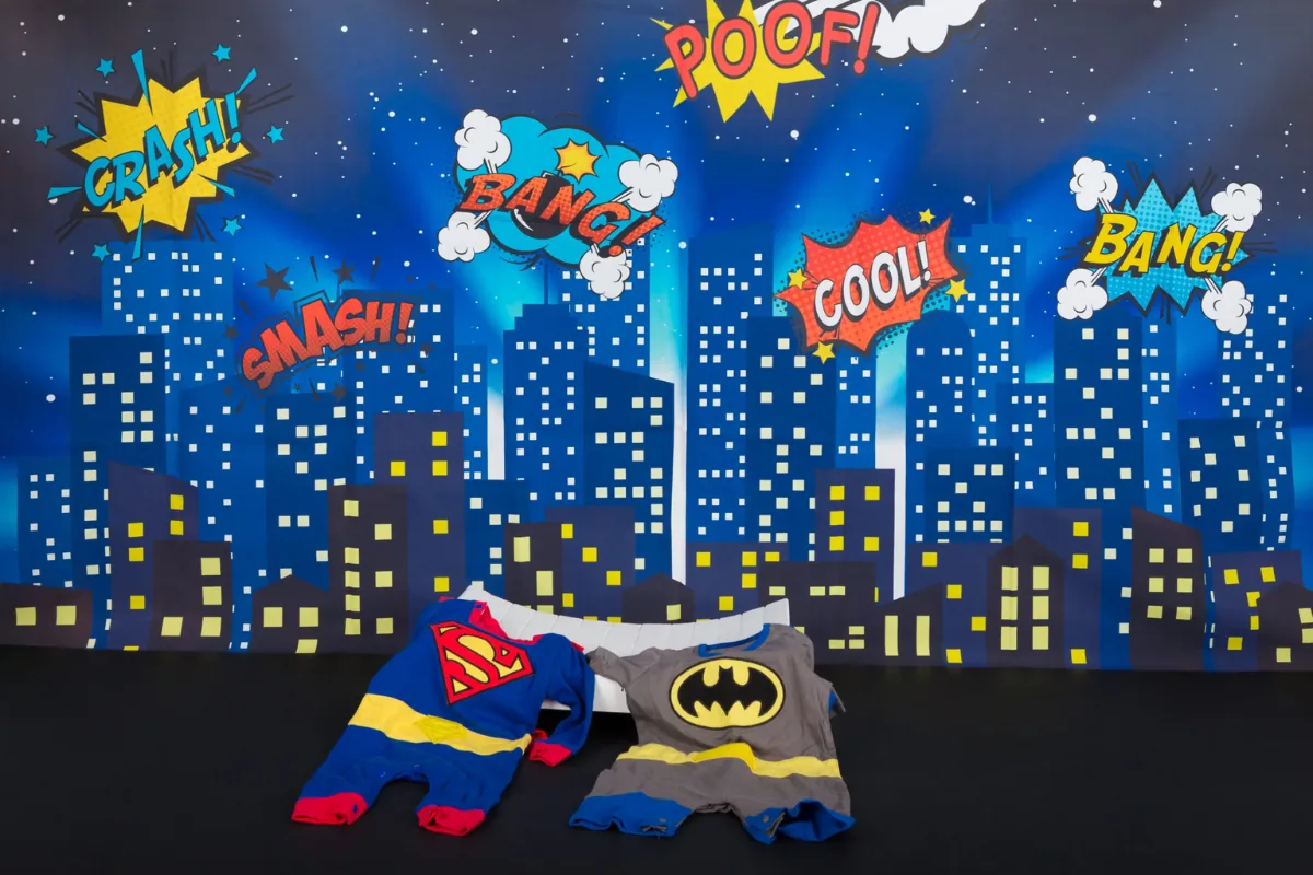 Cake smash decor met Batman- en Supermanpakje voor een stripstad-achtergrond, thema Batman in Zoetermeer