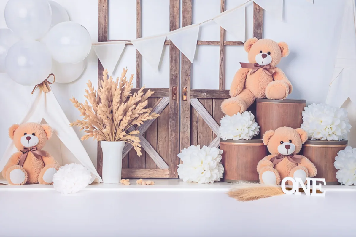 Beren cake smash decor met teddyberen, witte ballonnen en droogbloemen, fotostudio Zoetermeer