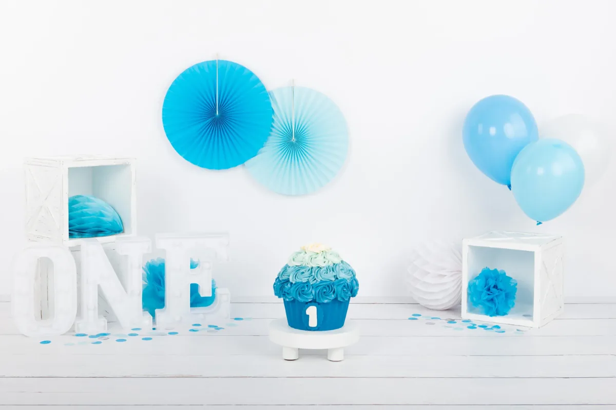 Blauw-wit cake smash decor met ONE-letters, ballonnen en blauwe taart, cakesmash fotoshoot Zoetermeer