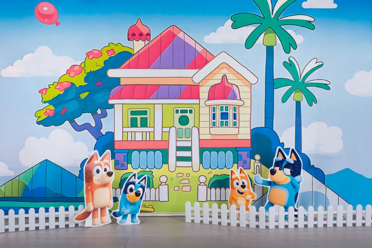 Bluey cake smash decor met de hondenfiguren voor het kleurrijke huis, cakesmash fotoshoot Zoetermeer