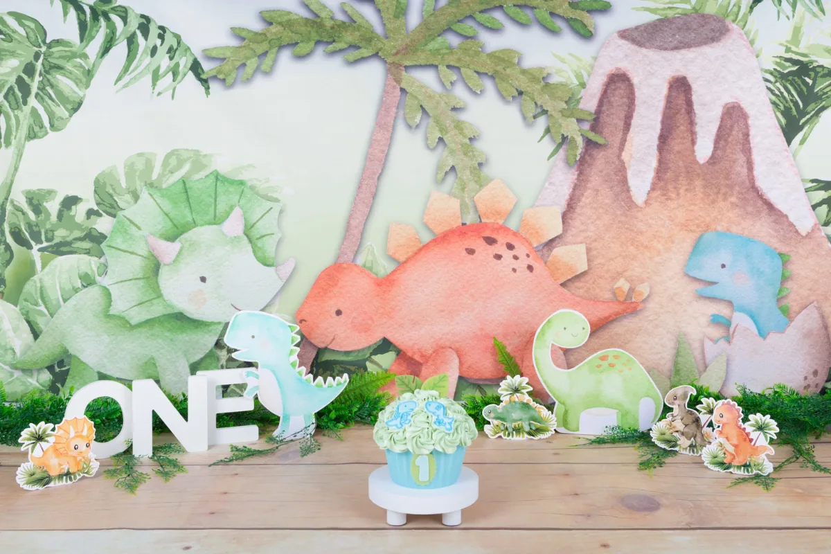 Lief dino cake smash decor in pastel aquarel met vulkaan en ONE-letters, cakesmash Zoetermeer