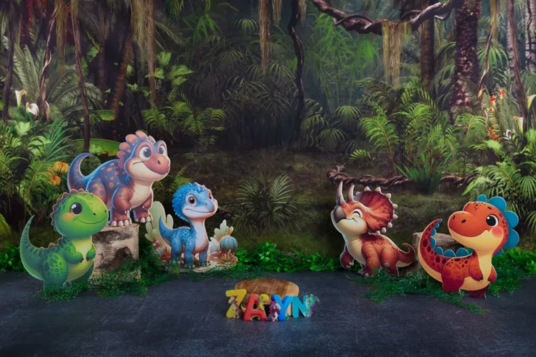 Stoer dino cake smash decor met dinosaurussen in een junglelandschap, fotostudio Zoetermeer