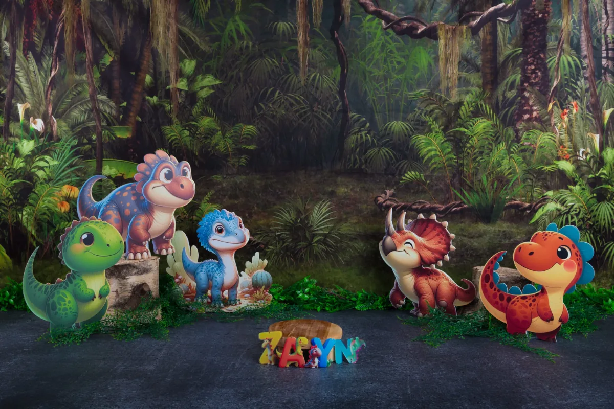 Stoer dino cake smash decor met dinosaurussen in een junglelandschap, fotostudio Zoetermeer