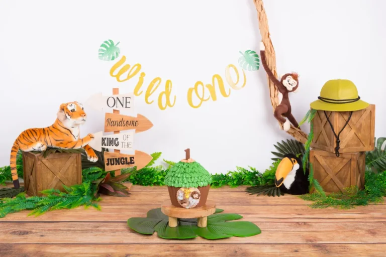Stoer jungle cake smash decor met tijger, aapje, toekan en een Wild One slinger, cakesmash Zoetermeer