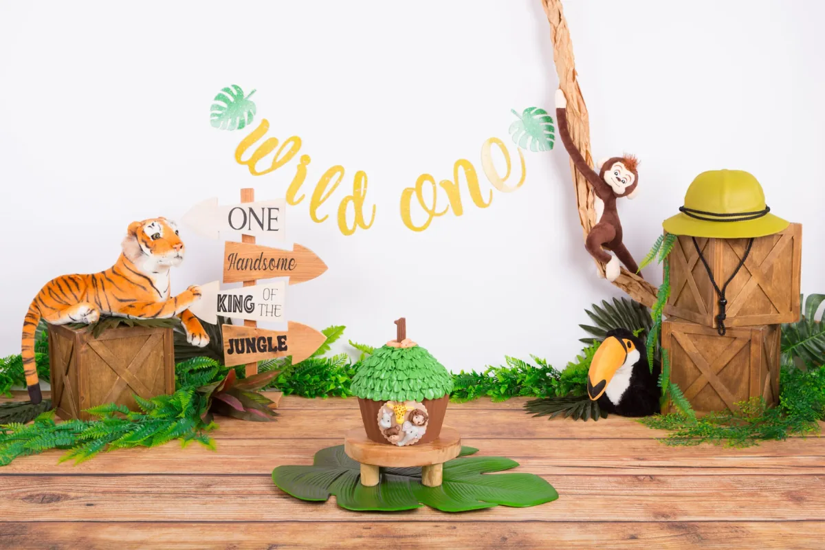 Stoer jungle cake smash decor met tijger, aapje, toekan en een Wild One slinger, cakesmash Zoetermeer