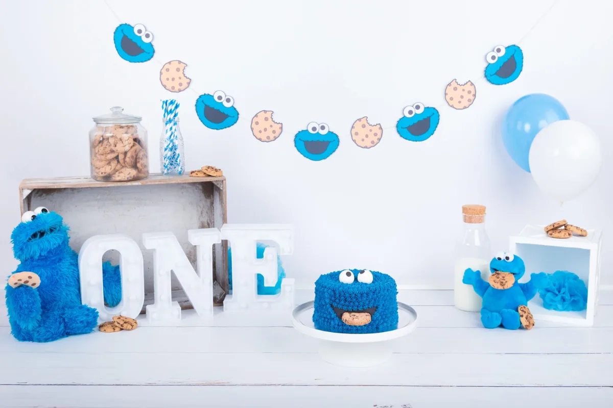Koekiemonster cake smash decor met blauwe taart, koekjespot en ONE-lichtletters, cakesmash fotoshoot Zoetermeer