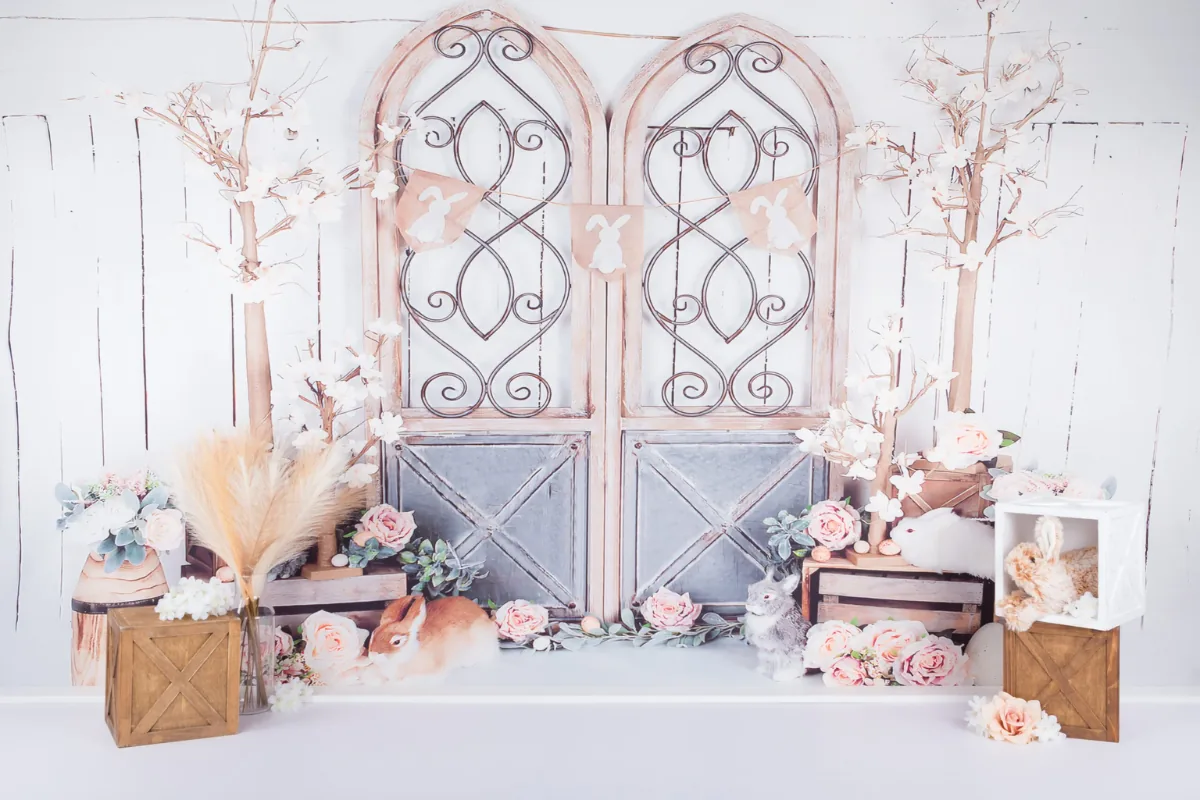 Lente konijntjes cake smash decor met bloesemtakken, rozen en konijnen, fotostudio Zoetermeer