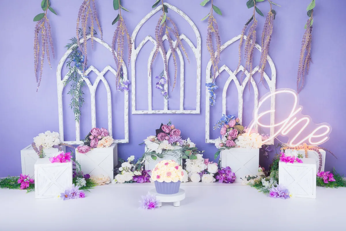 Lila bloemen cake smash decor met witte bogen, hortensia's en neonlicht One, cakesmash Zoetermeer