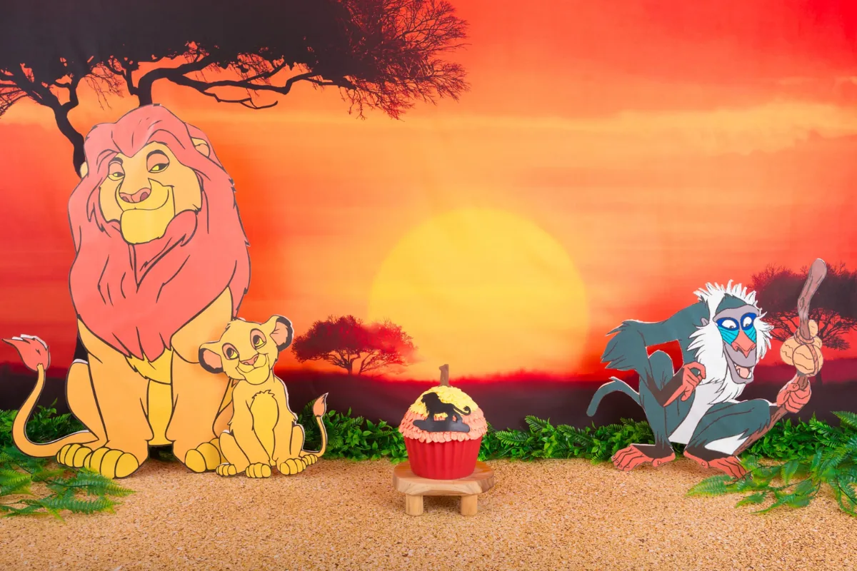Lion King cake smash decor met Simba, Mufasa en Rafiki voor een savanne bij zonsondergang, cakesmash Zoetermeer (Leeuwenkoning thema)