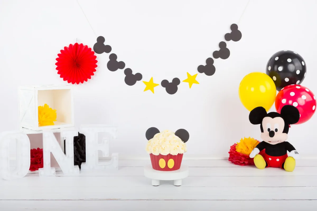 Cake smash decor met Mickey Mouse slinger, ballonnen en taart met muisoren, fotostudio Zoetermeer