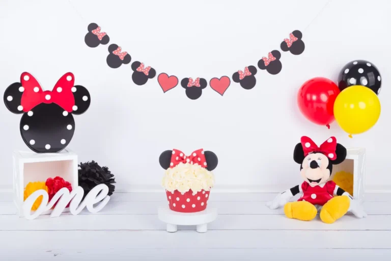 Minnie Mouse cake smash decor met slinger, ballonnen en taart met rode strik, cakesmash fotoshoot Zoetermeer