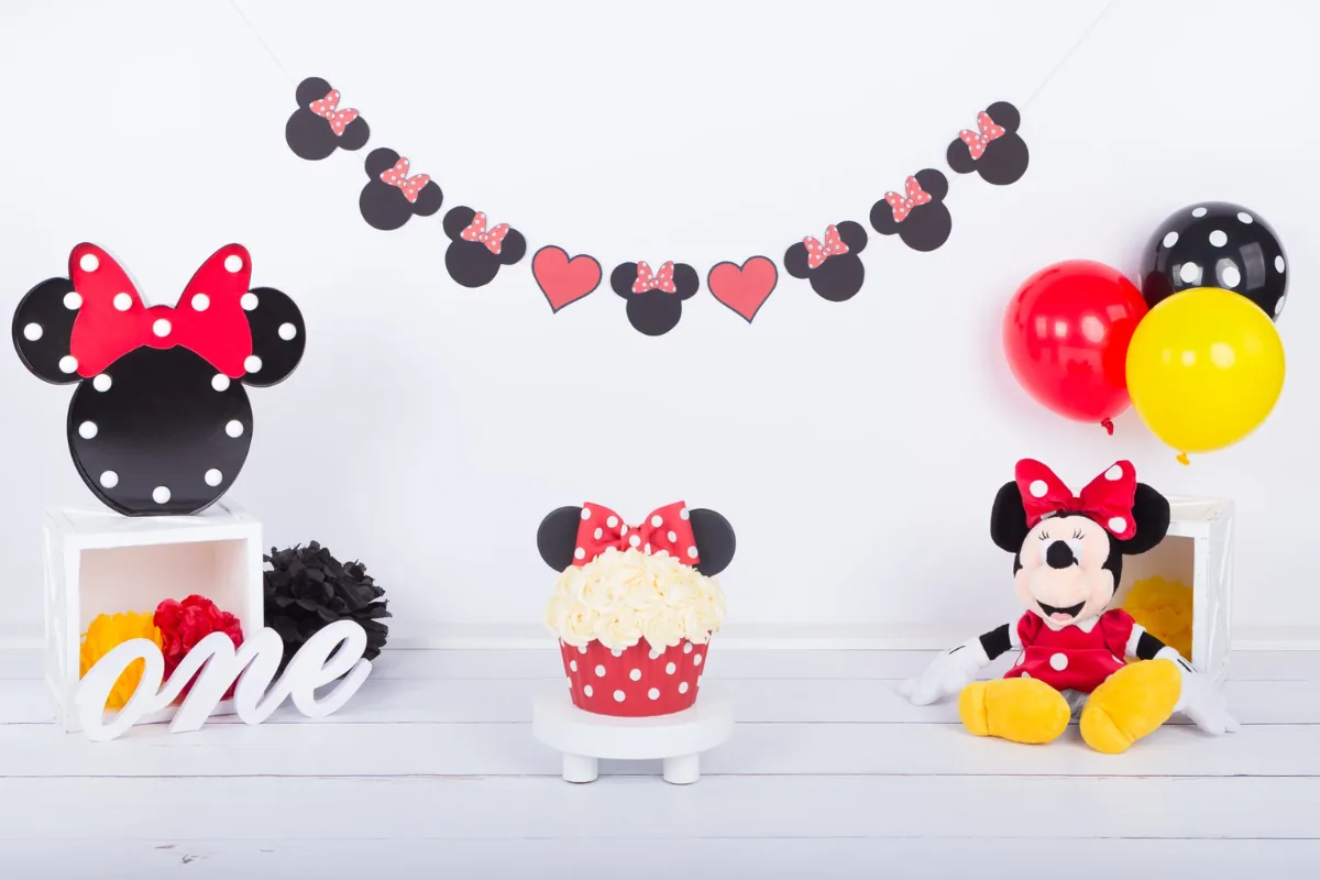 Minnie Mouse cake smash decor met slinger, ballonnen en taart met rode strik, cakesmash fotoshoot Zoetermeer