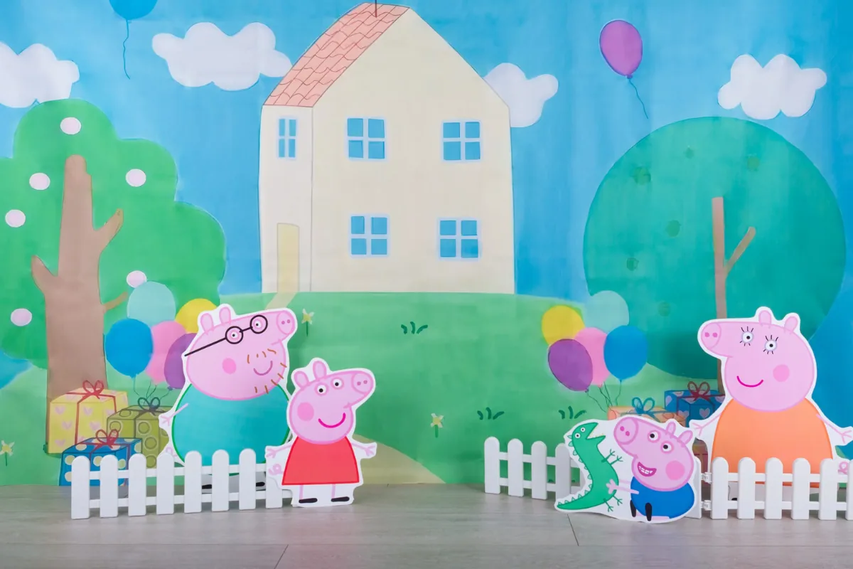 Peppa Pig cake smash decor met de familie Big voor hun huis op de heuvel, cakesmash fotoshoot Zoetermeer
