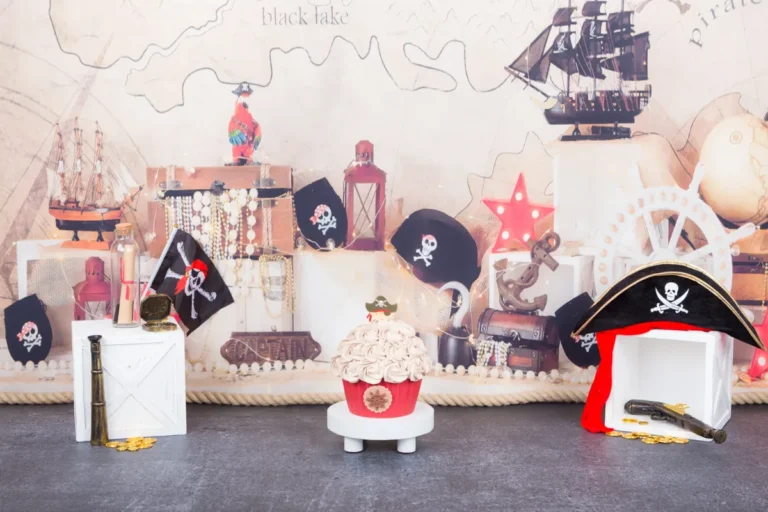 Piraten cake smash decor met schatkist, piratenhoeden en zeilschepen, cakesmash fotoshoot Zoetermeer