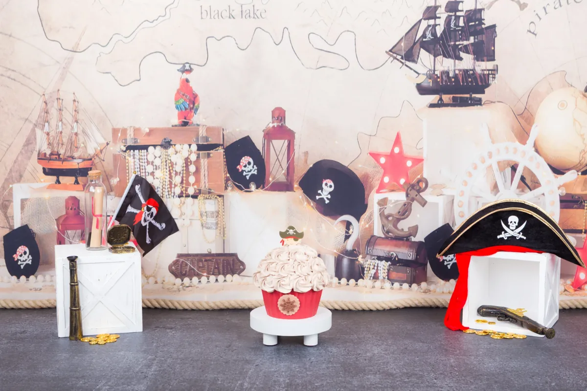Piraten cake smash decor met schatkist, piratenhoeden en zeilschepen, cakesmash fotoshoot Zoetermeer