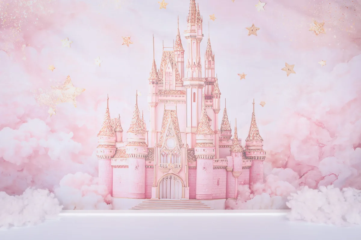 Prinsessen cake smash decor met een roze sprookjeskasteel tussen wolken en gouden sterren, Zoetermeer