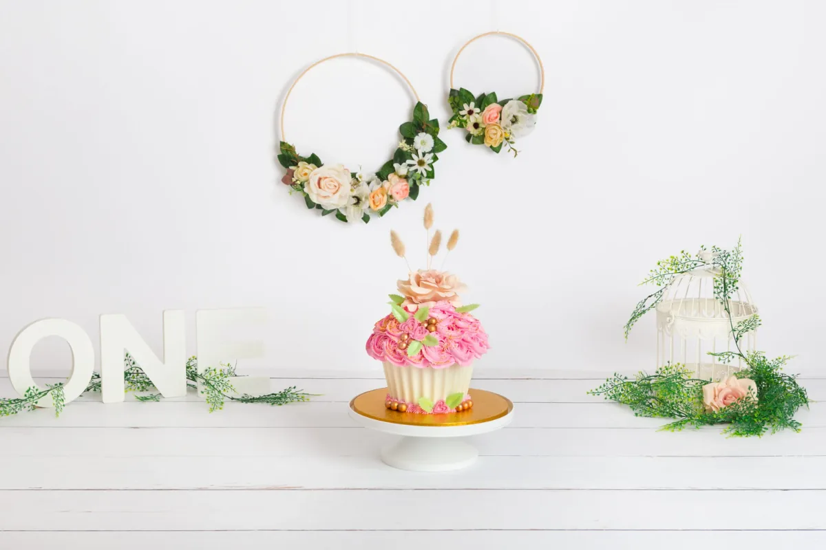 Romantisch cake smash decor met bloemenhoepels, rozen en een taart met bloemen, cakesmash Zoetermeer
