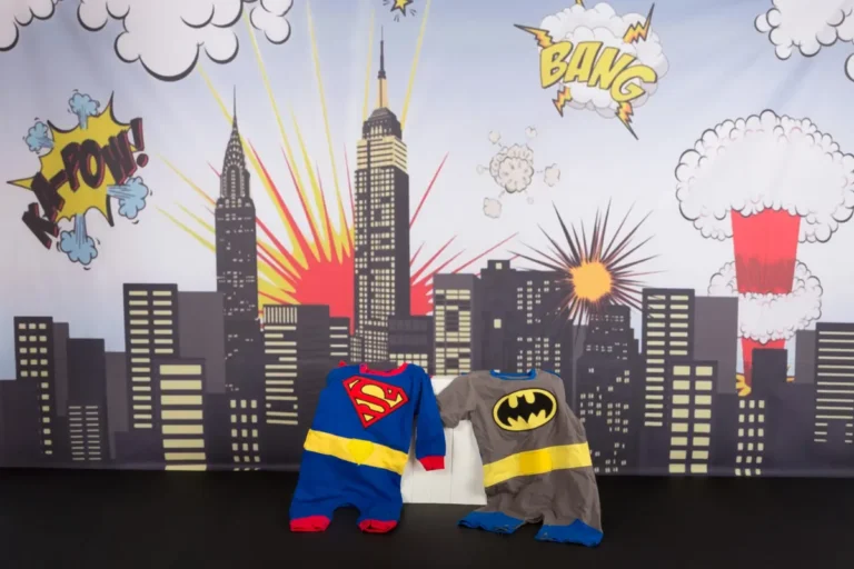 Superman cake smash decor met superheldenpakjes en skyline-achtergrond, fotostudio Zoetermeer