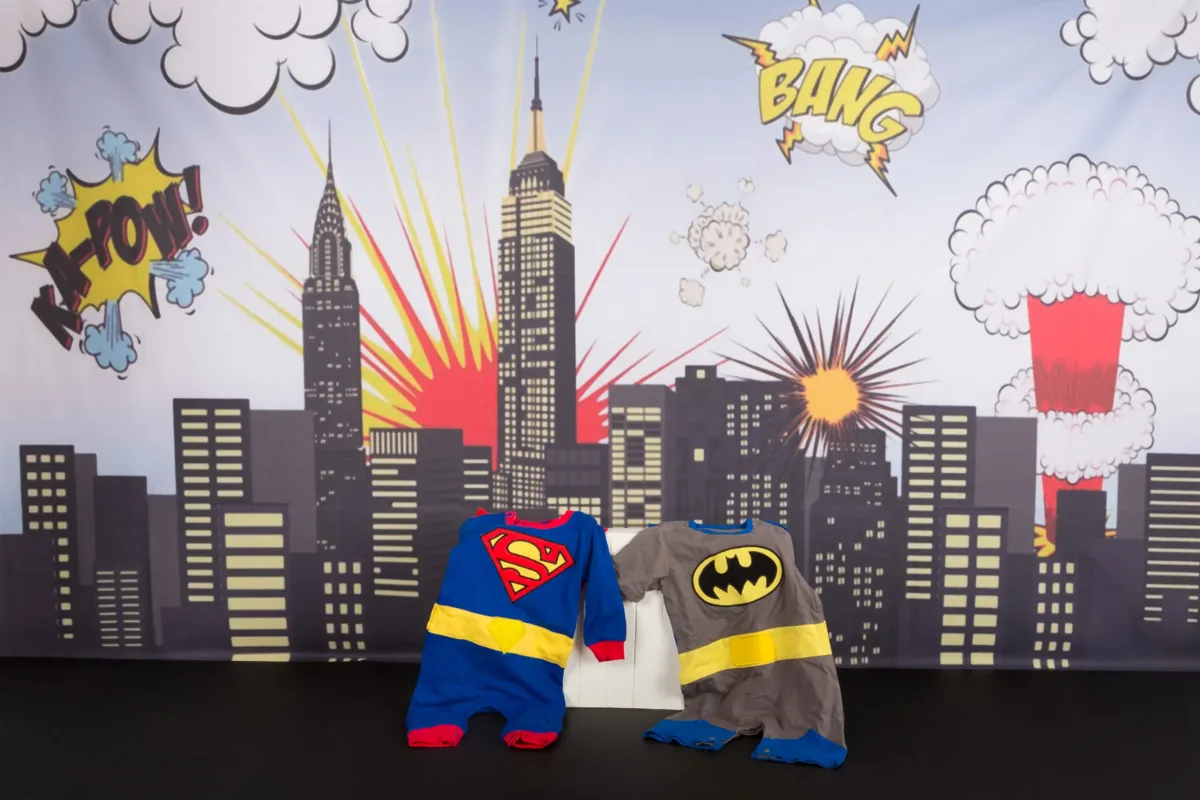 Superman cake smash decor met superheldenpakjes en skyline-achtergrond, fotostudio Zoetermeer