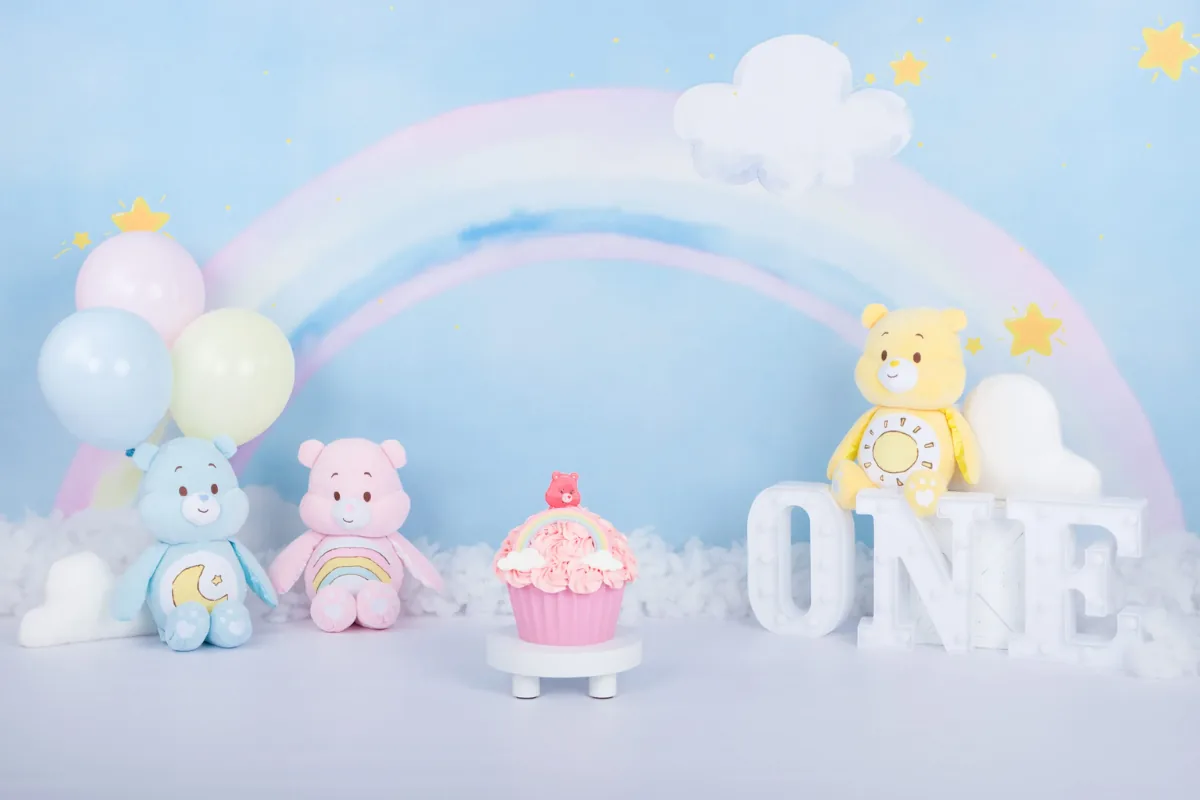 Troetelbeertjes cake smash decor met regenboog, wolken en pastelballonnen, fotostudio Zoetermeer