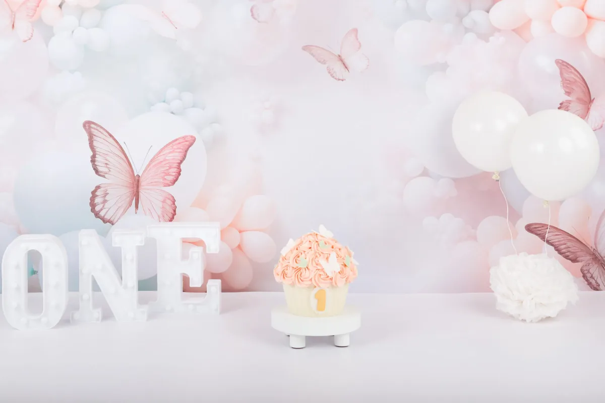 Pastel cake smash decor met vlinders, ballonnen en ONE-lichtletters, cakesmash fotoshoot Zoetermeer