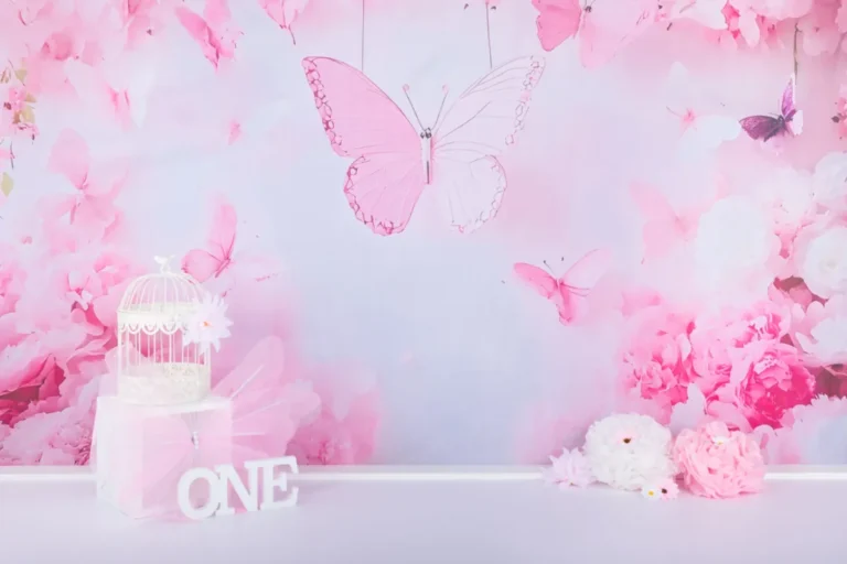 Roze cake smash decor met vlinders, bloemenwand, vogelkooi en ONE-letters, fotostudio Zoetermeer